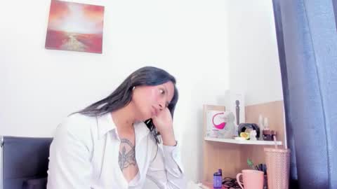 laura  online show from 10-08-25, 07:22