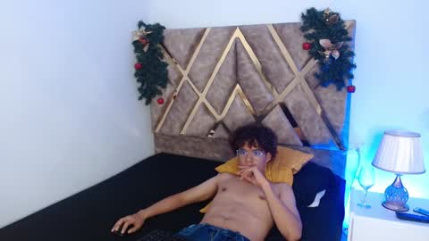 Snapshot of nickolas_moon chatting on 12-19-24, 03:30 Nickolas Muoz online show from 12-19-24, 03:30