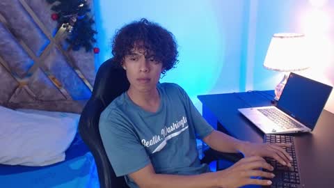 Snapshot of nickolas_moon chatting on 12-28-24, 10:02 Nickolas Muoz online show from 12-28-24, 10:02