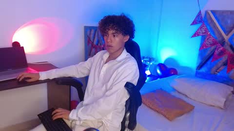 Snapshot of nickolas_moon chatting on 02-18-25, 06:04 Nickolas Muoz online show from 02-18-25, 06:04