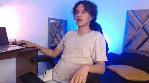 Snapshot of nickolas_moon chatting on 02-26-25, 03:52 Nickolas Muoz online show from 02-26-25, 03:52