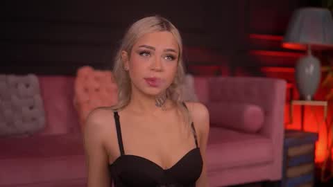 Snapshot of nickybennz chatting on 11-22-25, 07:02 Nicky online show from 11-22-25, 07:02