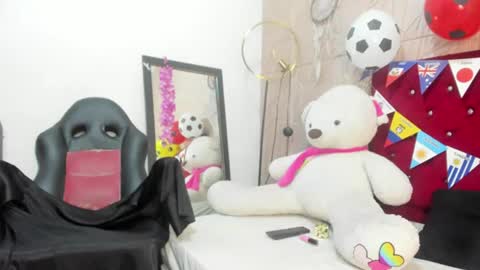 Snapshot of nicol_zurich chatting on 06-25-26, 10:42 NIKOL online show from 06-25-26, 10:42