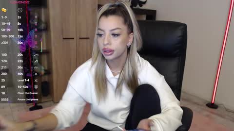 Snapshot of nicole___19 chatting on 12-18-25, 07:20 Nico online show from 12-18-25, 07:20