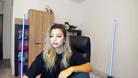 Snapshot of nicole___19 chatting on 01-11-26, 06:02 Nico online show from 01-11-26, 06:02