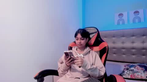 Snapshot of nicole_evan chatting on 12-07-24, 02:53 Nicol online show from 12-07-24, 02:53