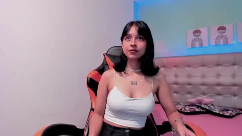 Snapshot of nicole_evan chatting on 12-11-24, 04:28 Nicol online show from 12-11-24, 04:28