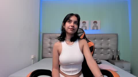 Snapshot of nicole_evan chatting on 12-18-24, 08:25 Nicol online show from 12-18-24, 08:25