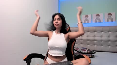 Snapshot of nicole_evan chatting on 12-19-24, 02:34 Nicol online show from 12-19-24, 02:34