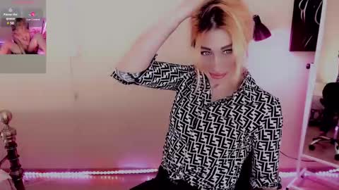 Snapshot of nicole_g0ld_ chatting on 02-22-25, 11:03 Nicole online show from 02-22-25, 11:03