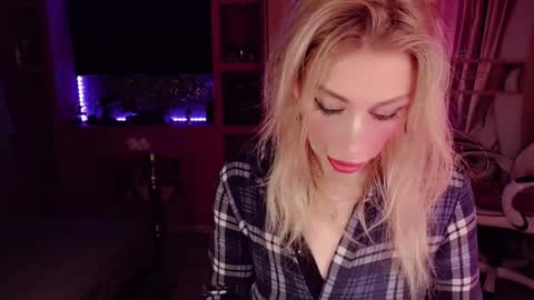 Snapshot of nicole_g0ld_ chatting on 09-16-25, 07:59 Nicole online show from 09-16-25, 07:59