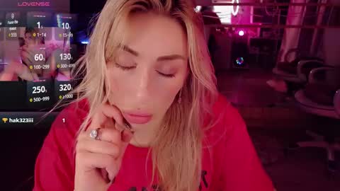 Snapshot of nicole_g0ld_ chatting on 10-17-25, 11:18 Nicole online show from 10-17-25, 11:18