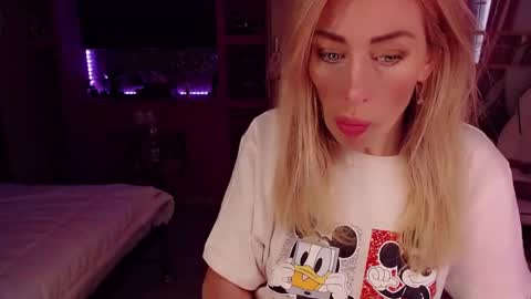 Snapshot of nicole_g0ld_ chatting on 10-28-25, 10:19 Nicole online show from 10-28-25, 10:19