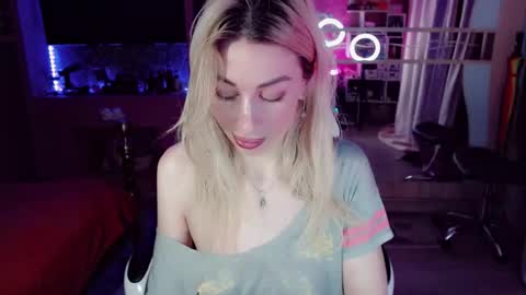 Snapshot of nicole_g0ld_ chatting on 12-13-25, 11:54 Nicole online show from 12-13-25, 11:54