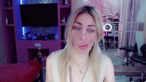 Snapshot of nicole_g0ld_ chatting on 12-15-25, 02:16 Nicole online show from 12-15-25, 02:16