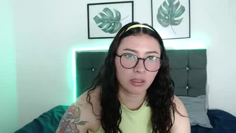 nicolee_8 online show from 09-24-25, 02:26