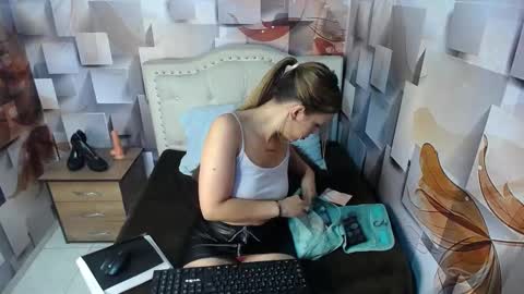 Snapshot of nicolee_millerr chatting on 02-01-25, 12:26 nicolee millerr online show from 02-01-25, 12:26