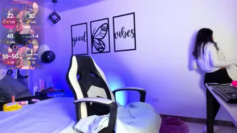 Snapshot of nicolee_millerr chatting on 10-28-25, 12:09 nicolee millerr online show from 10-28-25, 12:09