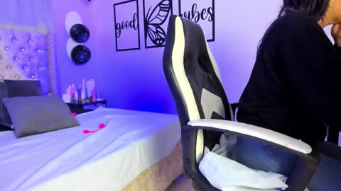 Snapshot of nicolee_millerr chatting on 11-12-25, 11:54 nicolee millerr online show from 11-12-25, 11:54