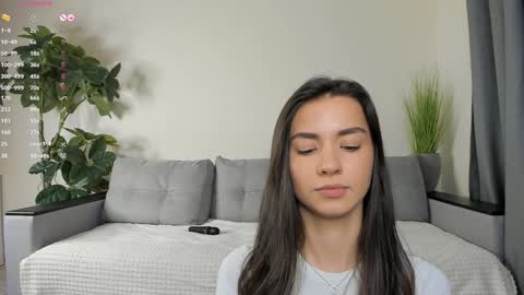 Snapshot of nicoleluuv chatting on 12-20-24, 04:14 Dua Lipa online show from 12-20-24, 04:14