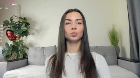 Snapshot of nicoleluuv chatting on 02-28-25, 01:14 Dua Lipa online show from 02-28-25, 01:14