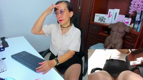 Nicolett Ryan  online show from 10-18-25, 04:37