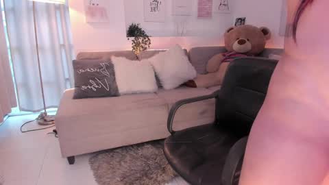 Snapshot of nicolle_foxy chatting on 02-26-25, 08:22 Nicolle online show from 02-26-25, 08:22