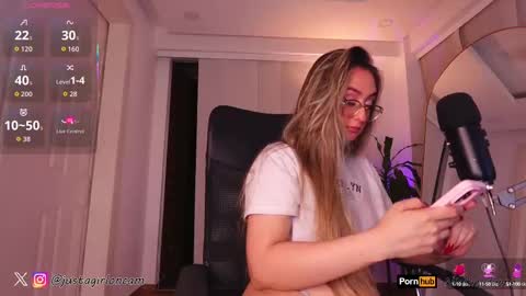 Snapshot of nicollet_ chatting on 09-20-25, 01:50 Nicollet online show from 09-20-25, 01:50