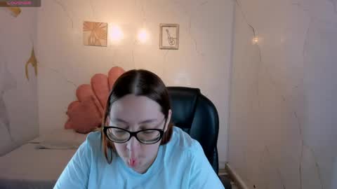Snapshot of niickyjones chatting on 05-08-26, 11:32 Anni online show from 05-08-26, 11:32