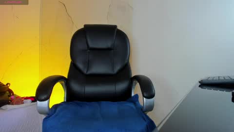 Snapshot of niickyjones chatting on 05-13-26, 12:30 Anni online show from 05-13-26, 12:30