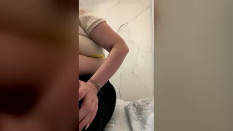 Snapshot of niickyjones chatting on 05-28-26, 04:32 Anni online show from 05-28-26, 04:32