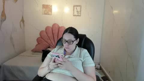 Snapshot of niickyjones chatting on 06-05-26, 04:30 Anni online show from 06-05-26, 04:30