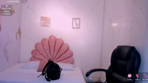 Snapshot of niickyjones chatting on 06-17-26, 05:10 Anni online show from 06-17-26, 05:10