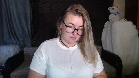 Snapshot of nikaskylink chatting on 10-20-25, 03:51 Nika online show from 10-20-25, 03:51