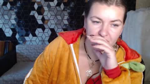 Snapshot of nikaskylink chatting on 12-16-25, 05:01 Nika online show from 12-16-25, 05:01