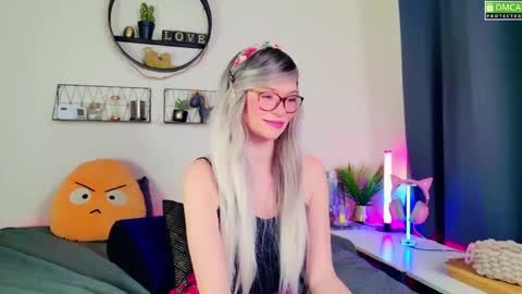 Snapshot of nikki_goldberg chatting on 01-11-25, 07:39 Kitty Chatte online show from 01-11-25, 07:39