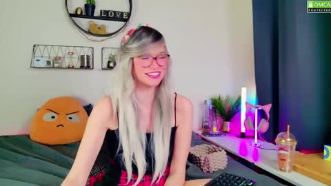 Snapshot of nikki_goldberg chatting on 01-11-25, 10:40 Kitty Chatte online show from 01-11-25, 10:40