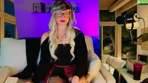 Snapshot of nikki_goldberg chatting on 09-11-25, 08:09 Kitty Chatte online show from 09-11-25, 08:09