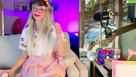 Snapshot of nikki_goldberg chatting on 10-05-25, 09:29 Kitty Chatte online show from 10-05-25, 09:29