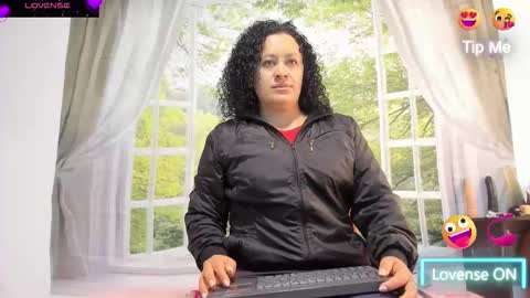 Snapshot of nikol32__ chatting on 10-01-25, 01:06 dayan online show from 10-01-25, 01:06