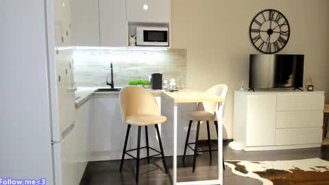 Snapshot of nilliluv chatting on 02-23-25, 07:28 Bella online show from 02-23-25, 07:28