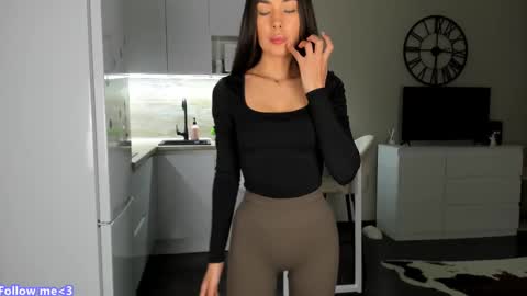 Snapshot of nilliluv chatting on 02-27-25, 06:31 Bella online show from 02-27-25, 06:31