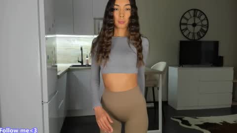 Snapshot of nilliluv chatting on 03-05-25, 07:05 Bella online show from 03-05-25, 07:05