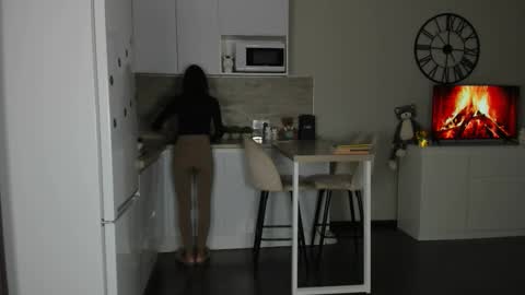 Snapshot of nilliluv chatting on 09-18-25, 04:09 Bella online show from 09-18-25, 04:09