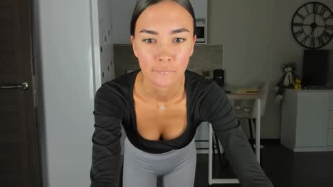 Snapshot of nilliluv chatting on 09-22-25, 02:30 Bella online show from 09-22-25, 02:30