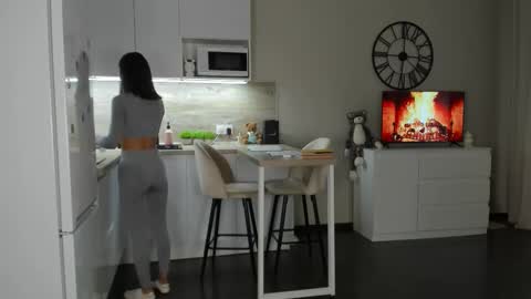 Snapshot of nilliluv chatting on 09-24-25, 02:42 Bella online show from 09-24-25, 02:42