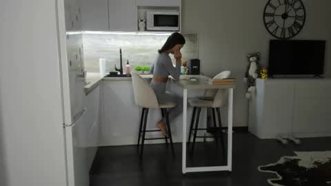 Snapshot of nilliluv chatting on 09-29-25, 08:02 Bella online show from 09-29-25, 08:02