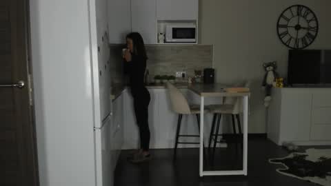 Snapshot of nilliluv chatting on 10-24-25, 11:17 Bella online show from 10-24-25, 11:17