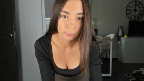 Snapshot of nilliluv chatting on 11-08-25, 10:19 Bella online show from 11-08-25, 10:19