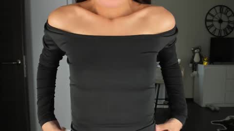 Snapshot of nilliluv chatting on 11-09-25, 10:24 Bella online show from 11-09-25, 10:24